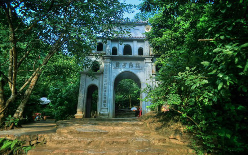 Ngắm ngôi chùa cổ nghìn năm trong lòng hang ở Ninh Bình