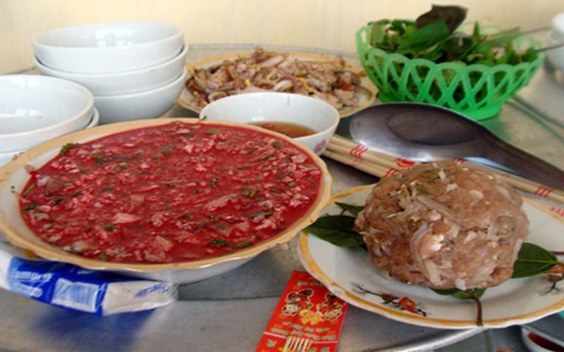 Độc đáo mâm cỗ thịt sống ở Thái Bình