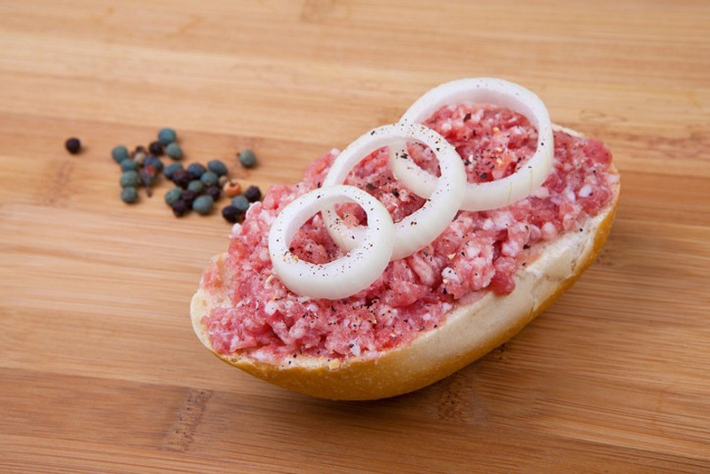 Hamburger thịt sống của Đức món ăn ‘kinh dị’ không phải ai cũng dám thử