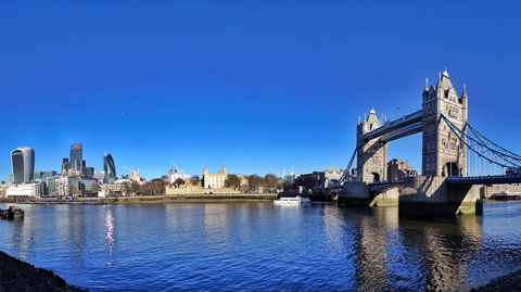 Tháp cầu Tower ở London nhìn từ bờ phía nam sông Thames.