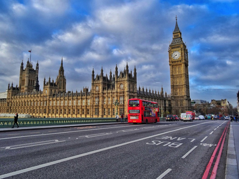  Toà nhà Quốc hội và đồng hồ Big Ben nhìn từ cây cầu Westminster ở London.