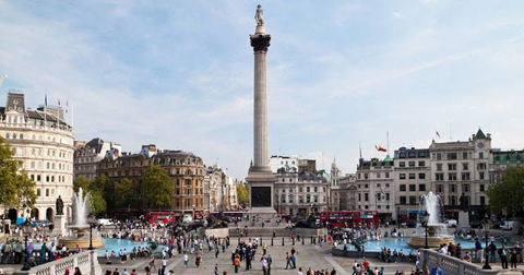 Quảng trường Trafalgar. Từ đây, bạn có thể nhìn thấy tháp đồng hồ Big Ben nổi tiếng cùng những bức tượng, vòi phun nước ở đây.