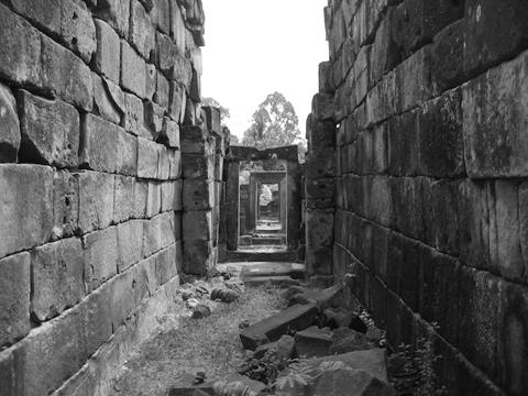 Những hành lang dài nhỏ hẹp thấy ở khắp khu di tích đền Angkor Wat.