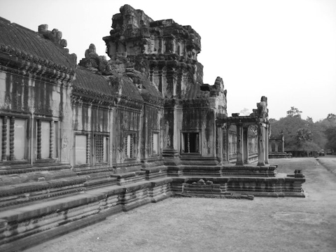 Bức tường bên ngoài của một trong nhiều ngôi đền chùa ở đây.