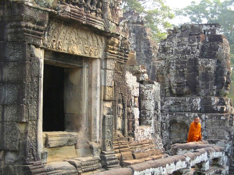 Một sư chùa đứng ở phía trên di tích nhìn ra khung cảnh bên ngoài.