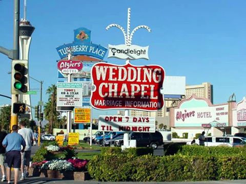 Có khoảng 300 người kết hôn ở Las Vegas mỗi ngày.