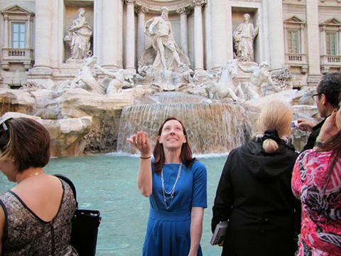 Tất cả tiền được tung nên ở Trevi Fountain ở thành Rome mỗi ngày (khoảng 3.000 Euros) sẽ được thu gom mỗi đêm và được đem làm từ thiện.