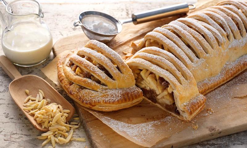 Bánh táo Strudel ngon nhất là khi được thưởng thức nóng, lúc vừa nướng xong và được rắc thêm một chút đường bột