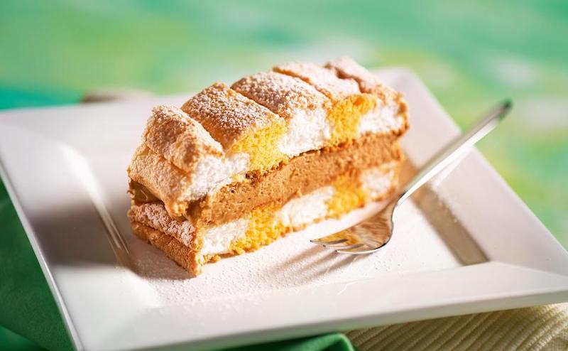 Bánh genoise mềm thơm, meringue nhẹ xốp và nhân kem béo ngậy ngọt ngào