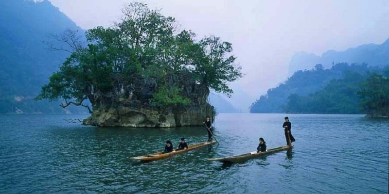 Dạo quanh hồ Ba Bể trên thuyền độc mộc ngắm thiên nhiên hùng vĩ
