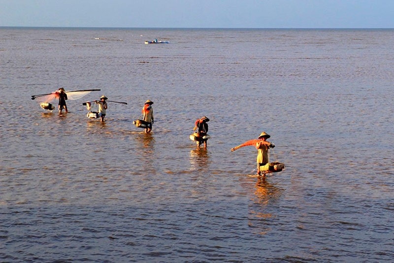 Biển Bạc Liêu buổi sáng khi ngư dân đi bắt cá