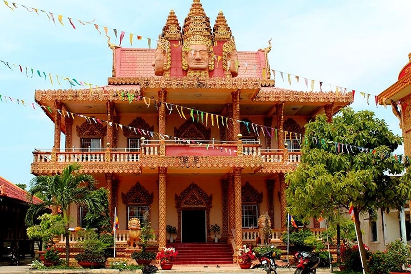 Kiến trúc của ngôi chùa theo lối Angkor của người Campuchia