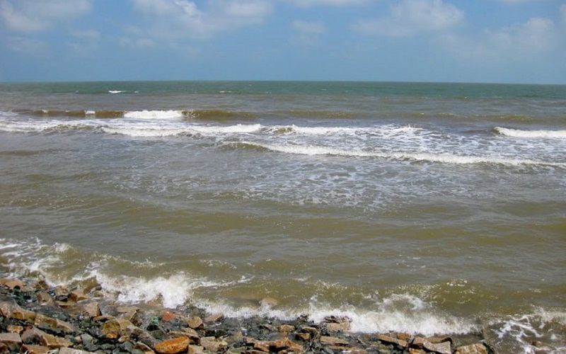 Sóng vồ rì rào bên triền bờ của biển Ba Động