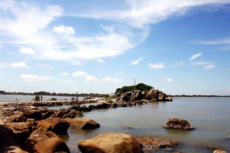 Bãi biển Khai Long có nhiều ghềnh đá nhấp nhô thích hợp để chụp ảnh
