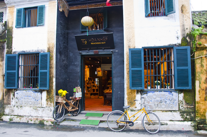 Tương đồng với phong cách rất Việt, thực đơn của Reaching Out cũng gợi cho khách đến đây về một trà quán thời xưa. 