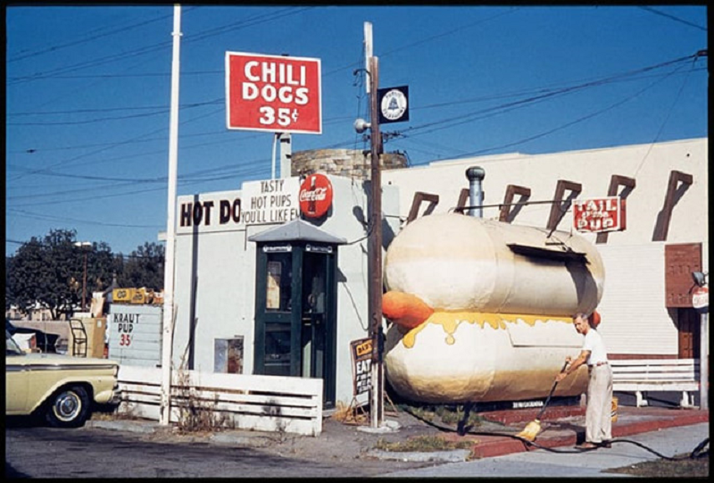 Cửa hàng ấn tượng sẵn sàng phục vụ hotdog cho các tài xế
