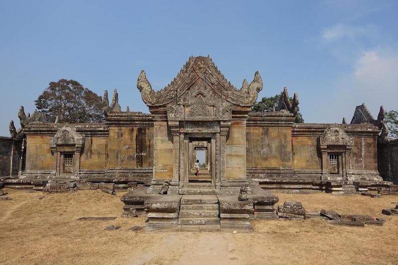 Tuy đường đi đến ngôi đền có chút khó khăn, nhưng bạn sẽ được chiêm ngưỡng một vẻ đẹp cổ kính giữa đất trời bao la rộng lớn