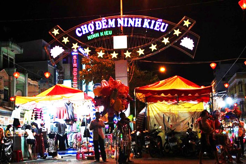  Cổng chào Chợ đêm Ninh Kiều