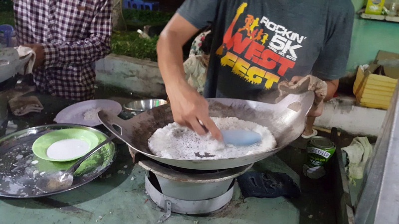 Cận cảnh làm cơm cháy ở Chợ đêm Trần Phú