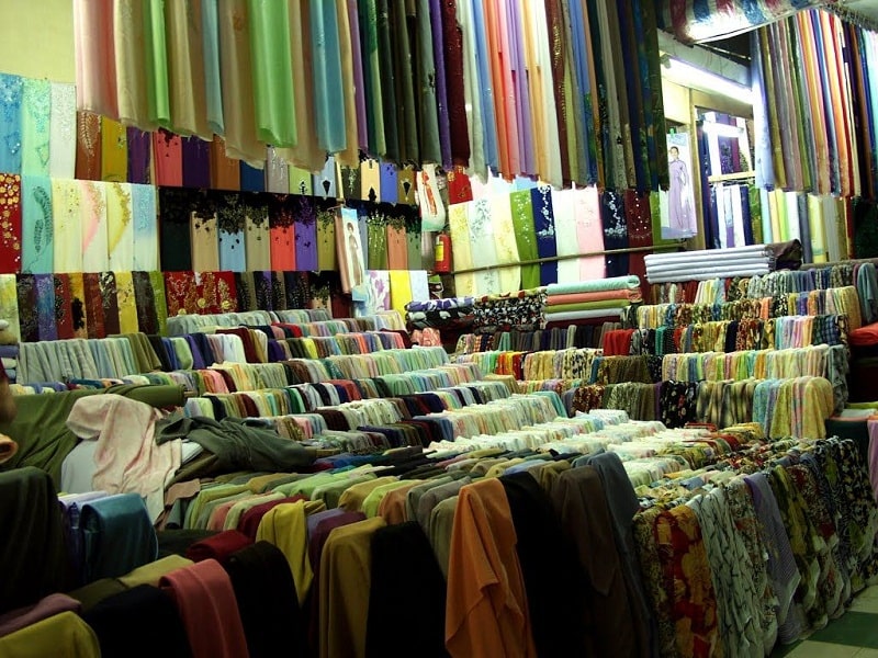 Một trong những gian hàng vải được bày bán ở tầng 3 chợ Đông Ba