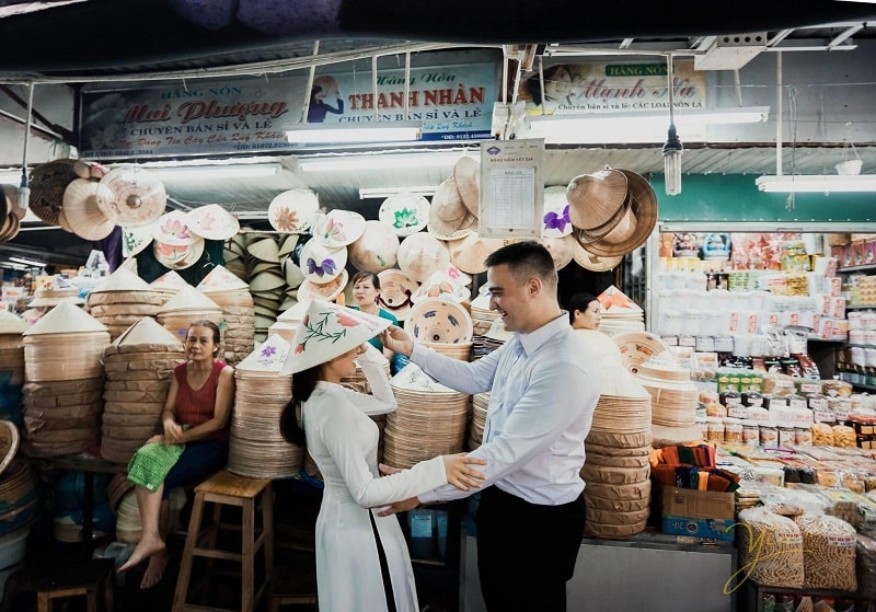 Những chiếc nón lá Huế tô điểm nét đẹp người phụ nữ Việt