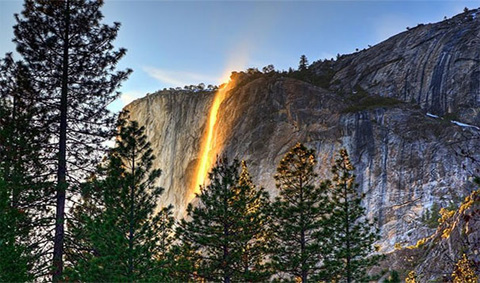 Thác nằm trong Vườn Quốc gia Yosemite, California.