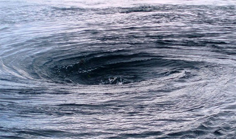Có những xoáy nước sâu có thể hút cả người bơi giỏi và thuyền vào vòng xoáy.