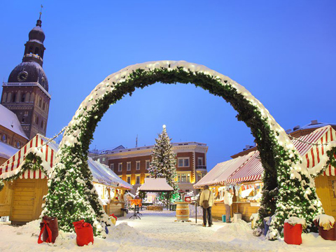 Chợ Giáng sinh truyền thống Old Riga trang hoàng kiến trúc độc đáo ở quảng trường Town Hall. 