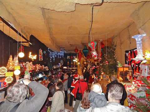 Nếu bạn thích không gian chợ Giáng Sinh nhỏ ấm cúng thì Valkenburg của Hà Lan là nơi tuyệt vời.