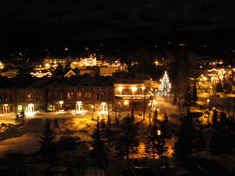 Thị trấn trượt tuyết Breckenridge ở Colorado với không gian Giáng sinh phong cách thời nữ hoàng Victorian trong suốt mùa lễ.