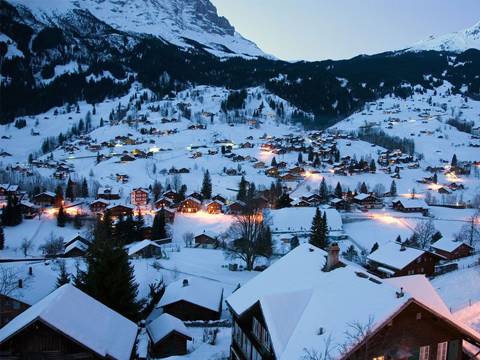  Ngôi làng Grindelwald ở Thuỵ Sĩ nằm dưới chân 2 ngọn núi của nước này.
