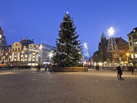 Vào mỗi mùa Noel, thủ đô Amsterdam lại rực rỡ ánh đèn với những ngôi nhà niên đại thế kỷ 16 -17 và 26 chợ Giáng sinh khác nhau.