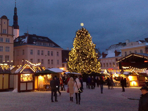 Thủ đô Tallin của Estonia được biết đến là 1 địa điểm Giáng sinh tuyệt vời với không gian thị trấn thời Trung cổ tuyết phủ và đèn lồng thắp sáng những con phố rải sỏi. 