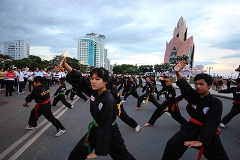 Hơn 6.000 người đồng diễn chào mừng Festival biển Nha Trang 