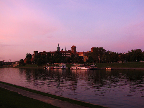 Dạo bộ khám phá thành phố và môi trường xung quanh là một trải nghiệm thú vị ở Krakow.