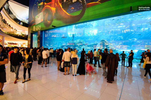 Thuỷ cung Dubai Aquarium chứa 10 triệu lít, lớn nhất thế giới.