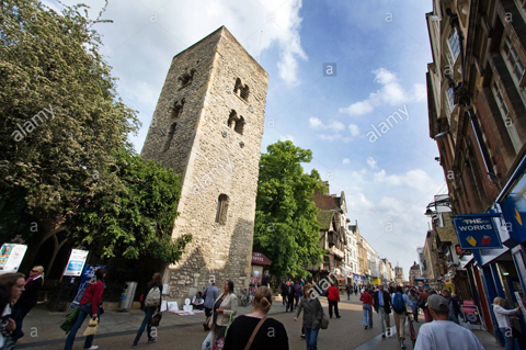 Th&aacute;p Saxon của nh&agrave; thờ St Michael.