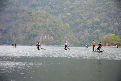 Đua thuyền độc mộc 