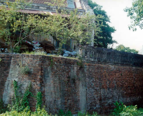 Bức tường rêu phong cổ kính trong thành Điện Hải