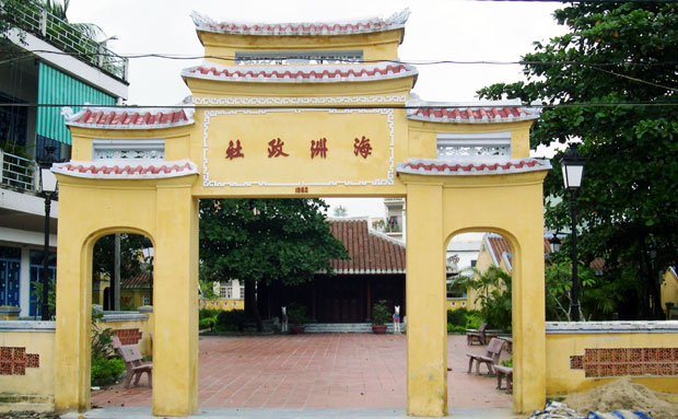 Cổng đình làng cổ Hải Châu