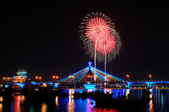 Bắn pháo hoa ở Cầu Sông Hàn
