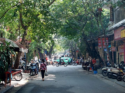 Khách Tây mua sắm tại Hà Nội