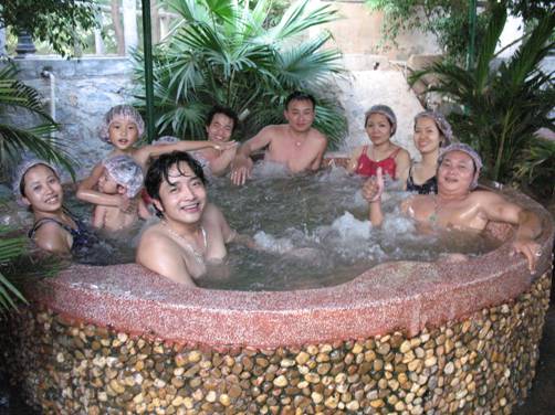 Du khách tắm ở suối nước nóng Tiên Lãng
