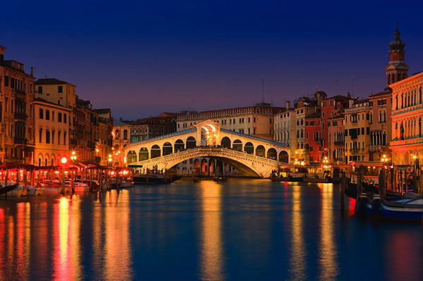 Cầu Rialto ở Venice về đềm