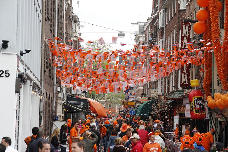  Đường phố ngấp tràn sắc cam