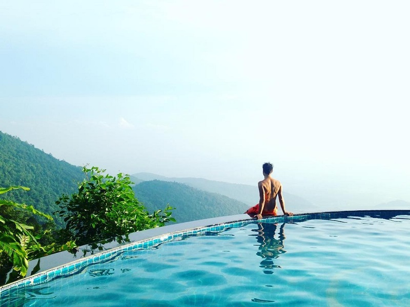 Điểm đặc sắc ở Belvedere Resort Tam Đảo là hồ bơi ngay cạnh đỉnh núi, có thể vừa ngâm mình trong dòng nước ấm vừa ngắm toàn bộ khung cảnh ở dưới