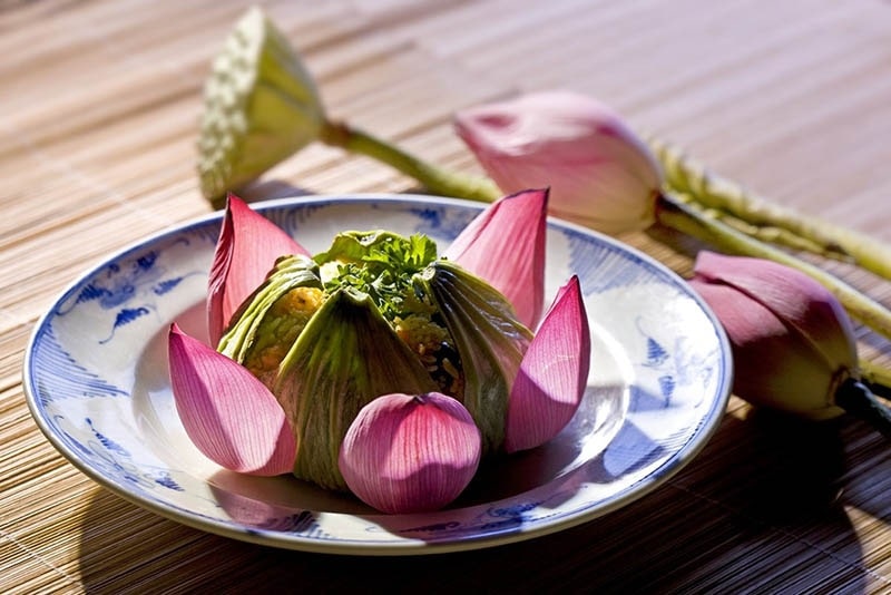 Cơm gói lá sen món ngon trứ danh
