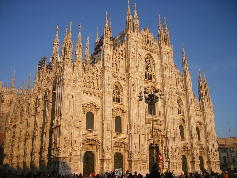 Ở Ý có rất nhiều nhà thờ vì vậy cần chú ý cách ăn mặc khi tham quan những nơi này