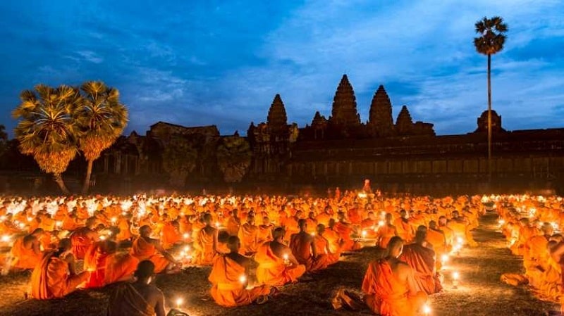 Vẻ đẹp lung linh khi các vị sư rước nến ở chùa vào lễ Meak Bochea