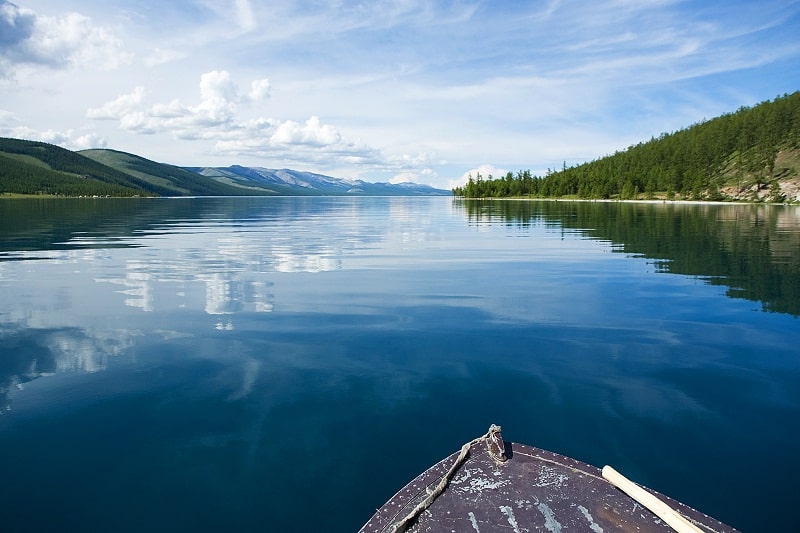 Đi dạo bằng thuyền trên hồ để chiêm ngưỡng cảnh thiên nhiên tuyệt đẹp